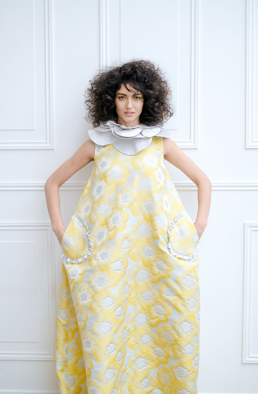 modele robe jaune a fleur coiffure afro